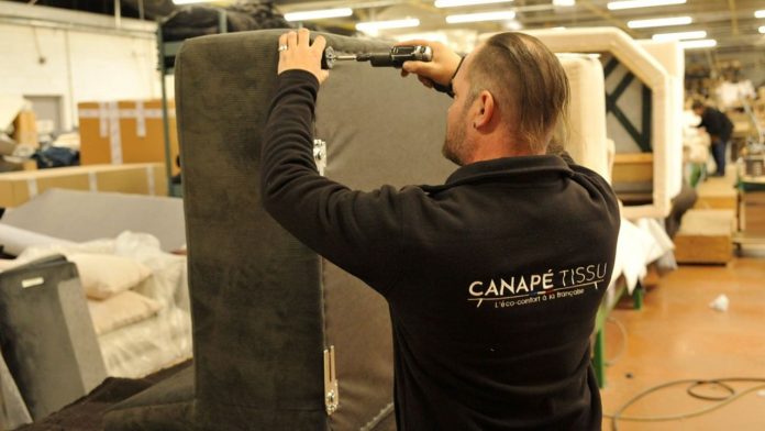 Depuis le printemps 2022, Canapé Tissu, la nouvelle marque et filiale d'OPS, commercialise une gamme de canapés écoconçus et fabriqués avec une mousse innovante.