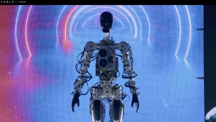 Pour l'instant, Optimus arrive à se déplacer lentement, sans tomber, et à faire des signes de la main.
