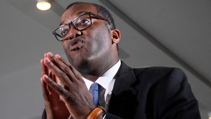 Le ministre britannique des Finances, Kwasi Kwarteng, a été contraint de reculer sur une partie de son plan, mais les marchés pourraient bien ne pas se contenter de ce geste symbolique.