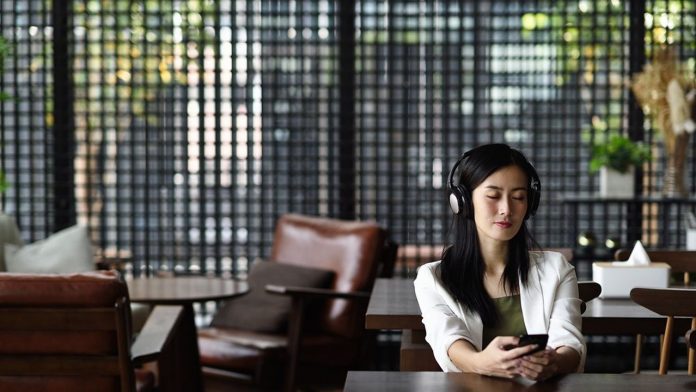 En France, le nombre d'audio-lecteurs s'est monté à près de 10 millions l'an dernier, selon le Syndicat national de l'édition, la Sofia (l'organisme de gestion collective du droit de prêt en bibliothèque) et la Société des gens de lettres, soit une hausse de 8,7 % sur un an.