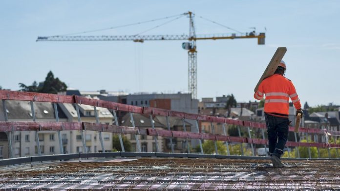 La filière bâtiment est cruciale pour la décarbonation de la société, elle représente 43 % de la consommation énergétique annuelle française et génère 23 % des émissions de CO2.