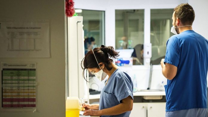 The government promises a doctor for each French person by Le gouvernement promeut une meilleure coordination entre professionnels de santé pour répondre aux demandes de soins en urgence.
