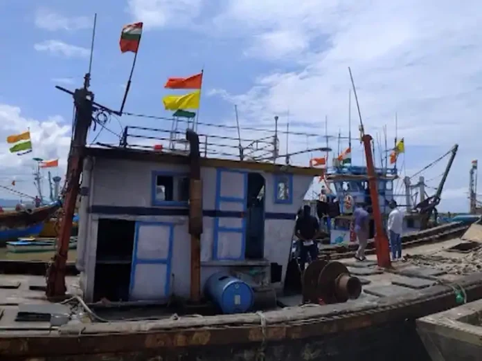 Two Indian boats in Pakistan's possession 16 boatmen arrested from Two Indian boats in Pakistan's possession 16 boatmen arrested from Palghar district Marathi News