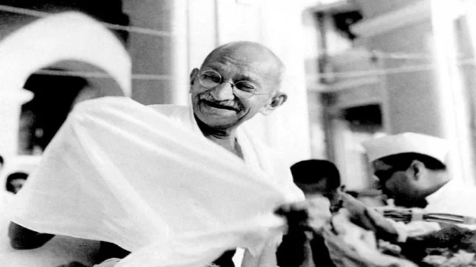 Mahatma Gandhi यांचे प्रेरणादायी विचार; असं जगा की उद्या तुम्ही मरणार...