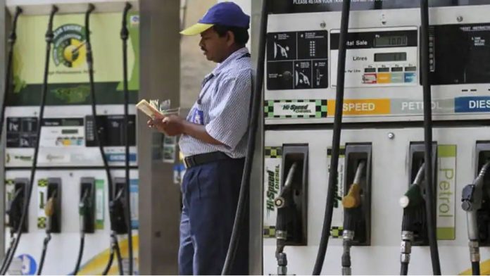 Petrol Diesel Price :  महाराष्ट्रातील 'या' जिल्ह्यात मिळतंय सर्वात महाग पेट्रोल; जाणून घ्या तुमच्या शहरातील दर  